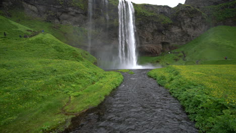 Cascada-Mágica-De-Seljalandsfoss-En-Islandia.