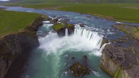 Drohnen-Luftaufnahmen-Des-Godafoss-Wasserfalls-In-Nordisland.