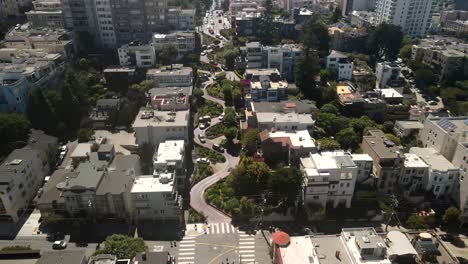 Tomas-Aéreas,-Cinematográficas-Y-Con-Drones-De-Las-Casas-De-San-Francisco-Con-La-Carretera-Con-Forma-De-Serpiente-En-El-Medio-Y-Vehículos-En-Movimiento.