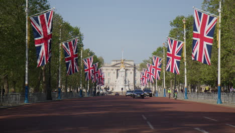 The-Mall,-Looking-Towards-Victoria-Memorial-Monument-And-Buckingham-Palace-In-Westminster,-London,-UK