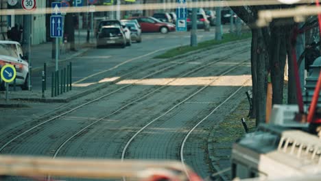 Eine-Oldtimer-Straßenbahn-In-Budapest-Fährt-Durch-Die-Stadt