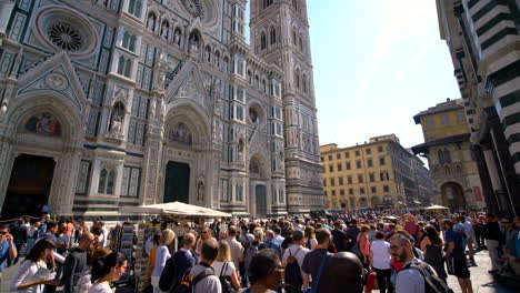 Gente-En-La-Catedral-De-Florencia-En-Florencia,-Italia