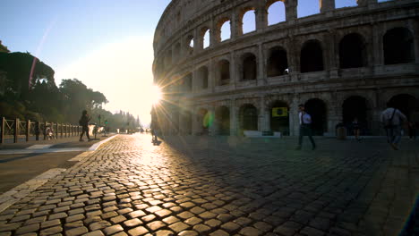 Crowded-street-front-of-Colosseum-in-Rome,-Italy