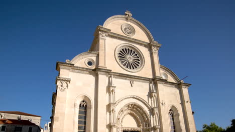 Menschen-In-Der-St.-Jakobus-Kathedrale-In-Sibenik,-Kroatien