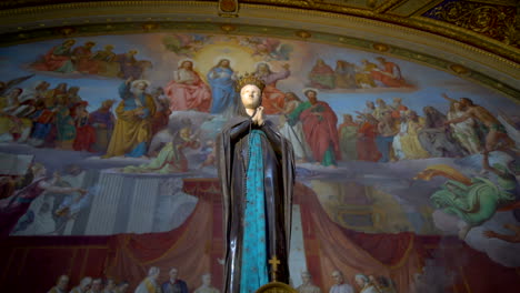 Statue-of-Mary-in-the-Vatican-Museums,-Rome,-Italy