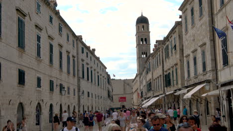 La-Gente-Camina-Por-La-Calle-Stradun-De-Dubrovnik.