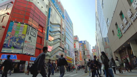 Menschen-In-Akihabara,-Tokio,-Japan.