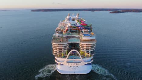 El-Crucero-Más-Grande-Del-Mundo,-Icono-De-Los-Mares,-Durante-Las-Segundas-Pruebas-En-El-Mar-En-El-Archipiélago-Finlandés-Al-Amanecer.