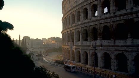 Rom-Kolosseum-Und-überfüllte-Straße-Von-Rom,-Italien