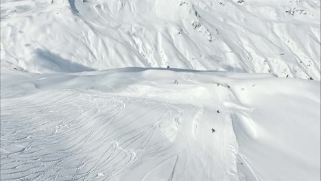 Deporte-Aéreo-De-Nieve-Invernal-De-Personas-Cielo-Y-Vista-Desplegable-De-Snowboard