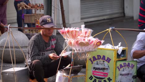 Vendedor-Tradicional-De-Algodón-De-Azúcar-En-La-Calle-Malioboro.