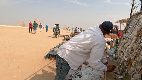 Turista-Fuera-Del-Mercado-Al-Aire-Libre-En-Egipto