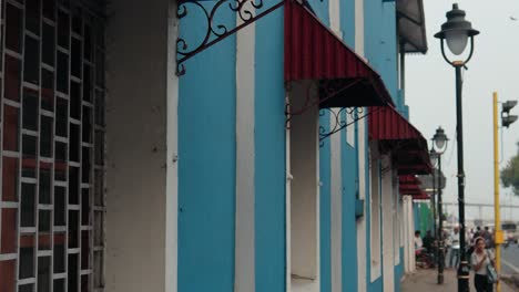 Fachada-De-Edificios-Antiguos-En-Una-Calle-En-Un-Día-Ajetreado