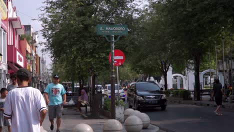 Ambiente-Der-Malioboro-Street-Mit-Beschilderung-Auf-Der-Malioboro-Street-Oder-„JL