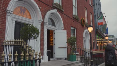 Harcourt-Hotel-Facade-Decorated-With-Christmas-Ornaments-In-Dublin,-Ireland