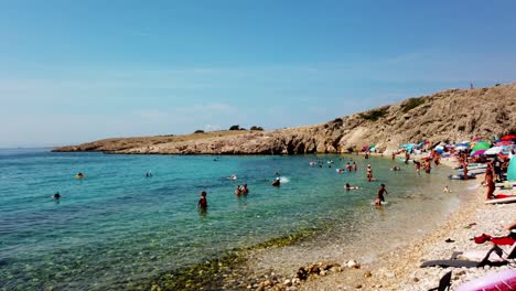 Croacia,-Isla-De-Krk,-Playa-Stara-Baška-Zala,-Vídeo-Panorámico-En-Timelapse-Que-Muestra-La-Espectacular-Bahía-Y-La-Playa-Con-Turistas-Relajantes