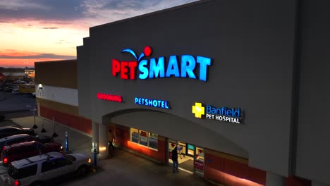 People-shopping-at-Pet-Smart