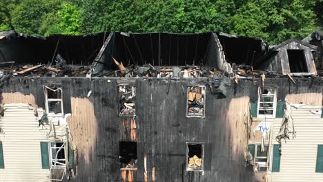 Edificio-De-Apartamentos-Carbonizado-Después-Del-Incendio-De-La-Casa