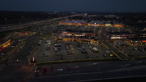 Gran-Zona-Comercial-En-Las-Zonas-Urbanas-De-EE.UU.-Por-La-Noche