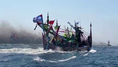 Primer-Plano-De-Barcos-De-Pesca-En-El-Océano-Índico-Durante-El-Festival-Marino-Patik-En-Muncar,-Banyuwangi,-Java,-Indonesia,-Cubierto-De-Humo-De-Escape