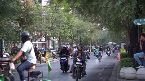 Calle-Malioboro-Cuando-Las-Condiciones-Del-Tráfico-Son-Suaves,-Yogyakarta,-Indonesia