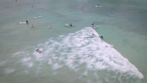 Los-Surfistas-Atrapan-Olas-Perfectas-En-Aguas-Cristalinas-Mientras-Un-Dron-Captura-La-Escena-Desde-Arriba-En-El-Entorno-Idílico-De-Hawaii.