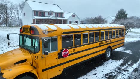 Gelber-Schulbus-Auf-Einer-Verschneiten-Vorstadtstraße-Mit-Häusern-In-Amerika