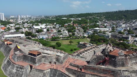 Toma-De-Rotación-Aérea-Que-Revela-Las-Espectaculares-Vistas-Desde-El-Castillo-San-Feilipe-De-Barajas-En-Cartagena,-Colombia