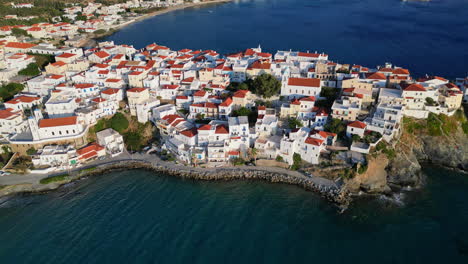 Vídeo-Aéreo-Con-Vista-Aérea-De-Drones-De-La-Icónica-Y-Pintoresca-Isla-De-Andros-Chora,-Cícladas,-Grecia