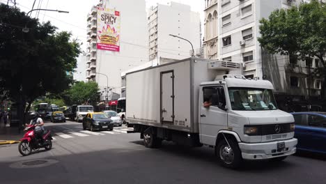 Tráfico-Callejero-En-La-Ciudad-De-Buenos-Aires,-Argentina,-Autobuses,-Autos,-Taxis,-Avenida-Rivadavia,-Barrio-De-Flores.