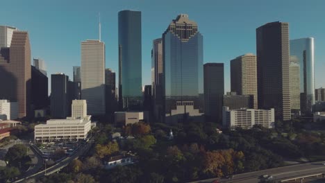 Una-Antena-Que-Establece-Tomas-Panorámicas-De-Derecha-A-Izquierda,-Capturando-La-Vista-Del-Final-De-La-Tarde-Del-Lado-Norte-Del-Horizonte-Del-Centro-De-Houston-En-Houston,-Texas.