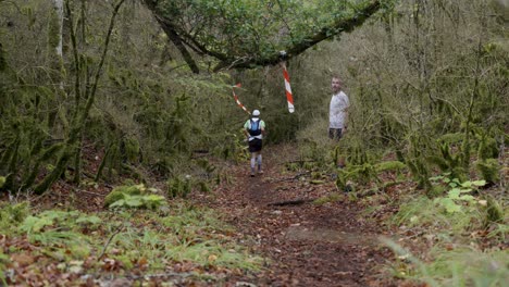 Captura-En-Cámara-Lenta-De-Corredores-Corriendo-Por-El-Sendero-Accidentado-Del-Grand-Trail-Des-Templiers