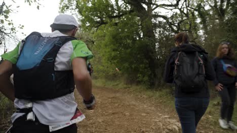 Der-Grand-Trail-Des-Templiers-Fordert-Läufer-Mit-Malerischen,-Schroffen-Wegen-Und-Ikonischem-Gelände-Heraus