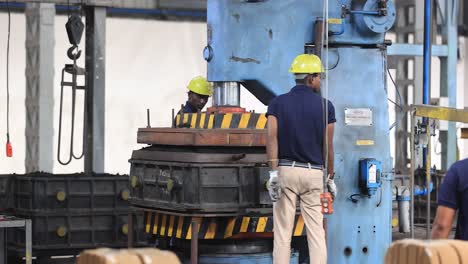 Toma-En-Primera-Persona:-Una-Máquina-Nivela-El-Suelo-Que-Cae-Desde-Arriba