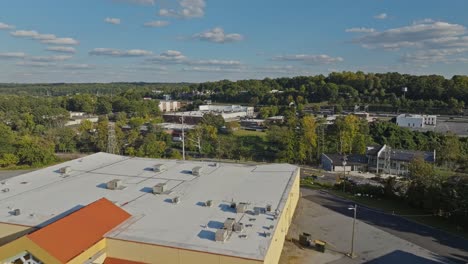 Aerial-flyover-shopping-center-with-traffic-on-highway-in-suburb-area-of-Atlanta-City,-america