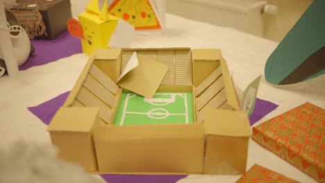 Modelo-De-Estadio-De-Fútbol-Diy-Hecho-De-Papel-Y-Cartón-Para-La-Festividad-De-Diciembre