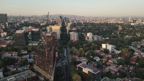 Vista-Aérea-De-Los-Edificios-De-La-Avenida-Insurgentes-En-La-Ciudad-De-México,-Tomada-Desde-Un-Dron