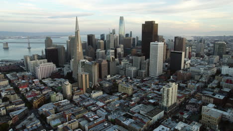 Estableciendo-Una-Toma-De-Drones-Del-Horizonte-De-San-Francisco,-Mañana-Parcialmente-Soleada-En-EE.UU.