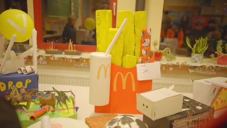 Mac-Donalds-Pommes-Und-Getränke-Aus-Pappmaché-Und-Hartfaserplatte-In-Der-Schule