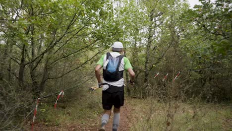 Elegante-Corredor-De-Maratón-Navegando-Por-Senderos-Escarpados-En-El-Grand-Trail-Des-Templiers