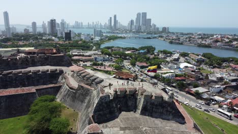 Rotación-Aérea-Sobre-La-Antigua-Fortaleza-De-La-Ciudad-De-Cartagena-Colombia