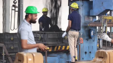 Arcilla-Pov-Que-Cae-En-El-Molde-Y-Arcilla-Niveladora-Del-Trabajador