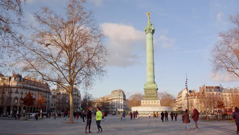 Place-De-La-Bastille-Mit-Ikonischer-Julisäule-Und-Fußgängern-In-Paris,-Frankreich,-Zeitlupe