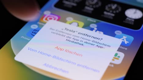 Nahaufnahme-Einer-Person,-Die-Die-Tesla-App-Vom-Smartphone-Löscht