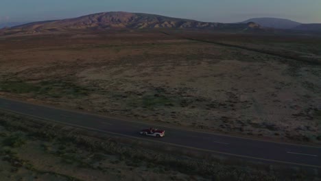 Vista-Aérea-De-Drones-Filmada-Cinematográficamente-En-Una-Hermosa-Pareja-Yendo-En-Un-Auto