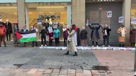 Handaufnahme-Eines-Palästinensischen-Demonstranten,-Der-Ein-Megaphon-Benutzt,-Um-Für-Einen-Waffenstillstand-Zu-Werben