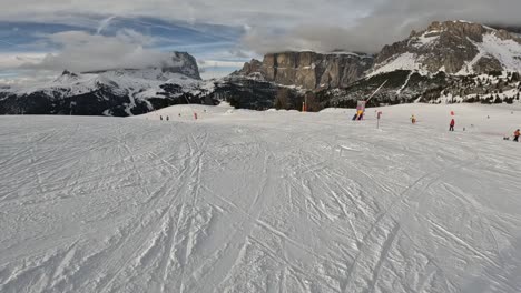 Menschen,-Die-Die-Skipiste-Oder-Piste-In-Den-Bergen-Beim-Skifahren-Und-Snowboarden-Hinunterfahren