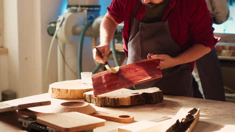 Holzbearbeitungsspezialist-Färben-Holzbrett-Mit-Pinsel