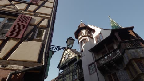 Toma-Amplia-En-ángulo-Bajo-De-La-Casa-Pfister-En-Colmar,-Una-Ciudad-Medieval-Con-Entramado-De-Madera-En-Francia