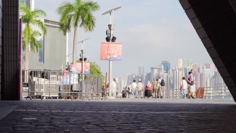 Menschen,-Die-An-Einem-Warmen-Und-Sonnigen-Tag-Auf-Der-Belebten-Straße-Des-Kulturzentrums-Hongkong-Spazieren,-Tsim-Sha-Tsui